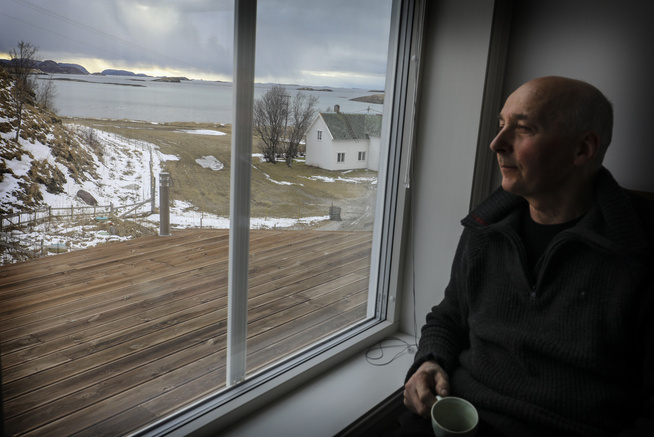 <p>ELSKER HAVET: Fra kjøkkenvinduet i huset Bjørn Åge Jensen (56) har bygget selv, kan han nyte en vakker utsikt ut mot havet. Samtidig har boligen hans fått en bitter ettersmak - fra å ha 0 i eiendomsskatt, krever nå kommunen at han skal betale 30.000 kroner. </p>