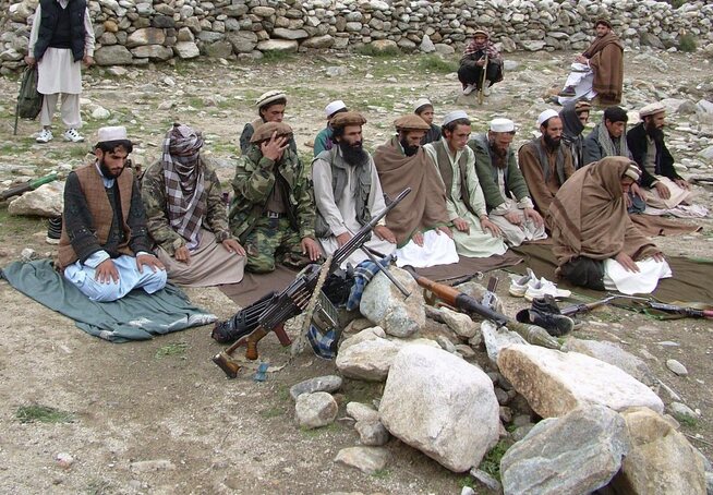 <p>STÅR STERKT: I asylintervjuet forteller gutten at der han kommer fra styrer Taliban om natten og myndighetene om dagen. Dette er Taliban-soldater i bønn, fotografert i Laghman-provinsen der gutten er voktst opp.</p>
