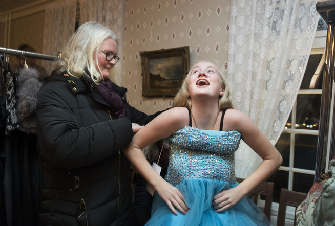 <p>PASSER: Mamma Hege Gundersen hjelper Mina-Marie med å prøve. Kjolen sitter perfekt når hun får den på.</p>