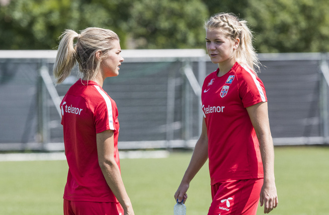 BEGGE ER UTE: Både Andrine (t.v.) og Ada Hegerberg er ute av den norske landslagstroppen. Men bare Ada har bedt om det.