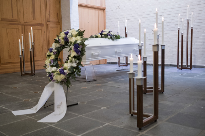 <p>ET SISTE FARVEL: Kisten med avdøde Jakob Abdullahi Hassen sto mandag ettermiddag i Oddernes kapell, omkranset av blant annet blomster fra medelever. </p>