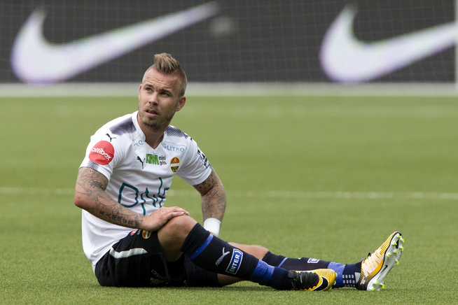 TIDLIG FERIE: Marcus Pedersen måtte ut med skade etter bare 25 minutter av Strømsgodsets siste kamp før sommerferien.