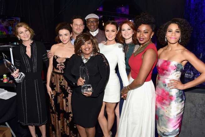 <p>PRISBELØNT: Ellen Pompeo, Caterina Scorsone, Justin Chambers, Chandra Wilson, James Pickens, Jr., Camilla Luddington, Sarah Drew, Jerrika Hinton og Kelly McCreary under fjorårets «People's Choice Awards», hvor «Grey's Anatomy» vant pris.</p>
