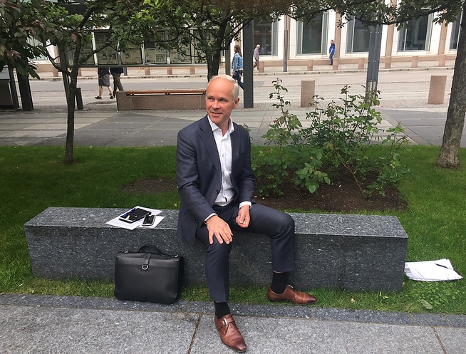 <p>I PARKEN: Kommunalminister og Høyre-nestleder Jan Tore Sanner (H) slapper av litt foran regjeringskonferansen torsdag i parkanlegget ved departementsbygget i Akersgata.</p>