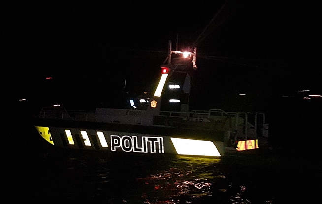 <p>POLITIBÅT: Politiets båt ved Nakholmen natt til torsdag, der en person er funnet død etter en voldshendelse.</p>