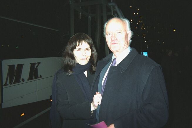 <p>SAMMEN: Thorvald Stoltenberg med datteren Nini på nobelkonsert i 2001.</p>