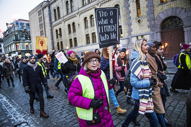 <p>«THIS IS WHAT A FEMINIST LOOKS LIKE»: Gulli Myre (80) mener det er viktigere enn noen gang å stå opp for feminismen. Foto: FRODE HANSEN, VG</p>