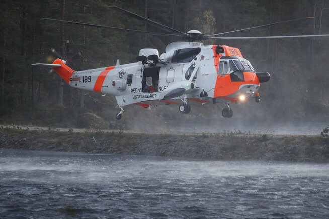 <p>ALVORLIG: Et redningshelikopter deltar i søket etter en savnet person i Seljordsvatnet i Telemark.</p>