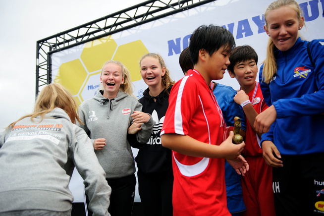 <p/> <p>HAR BLITT FANS: Marie Thon Rabben og Stine Landemark smilte fra øre til øre da de fikk ta bilde med nordkoreanerne. Jentene har blitt store fans av laget og de jevnaldrende jentene. </p>