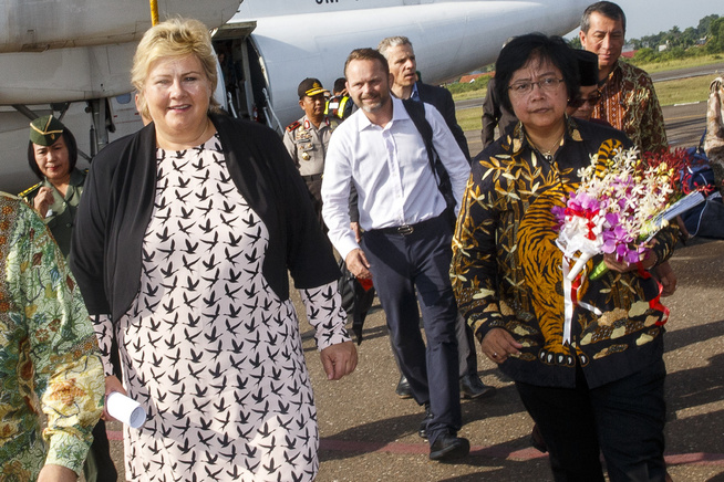 <p>EKS-AMBASSADØR: Norges ambassadør i Indonesia Stig Traavik (i midten) ble hjemkalt og fratatt tittelen av Utenriksdepartementet i fjor. Her er han fotografert på Sumatra da statsminister Erna Solberg besøkte landet i 2015. I dag er Traavik seniorrådgiver i departementet.</p>