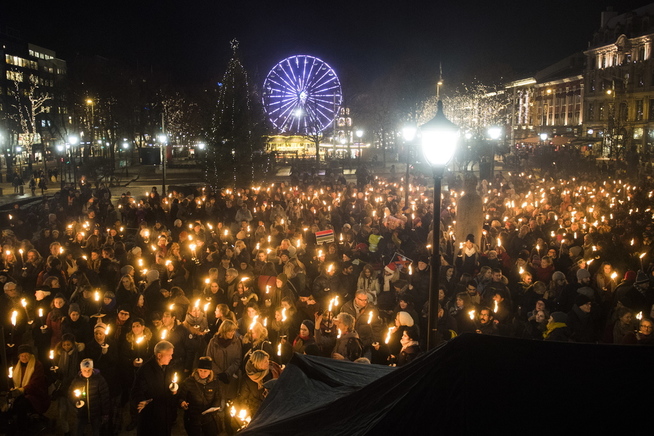 <p>STØTTEMARKERING: Mange mennesker samlet seg til et lyshav foran Stortinget i Oslo i forbindelse med markeringen «Tusen lys for mennesker på flukt» onsdag ettermiddag.</p>
