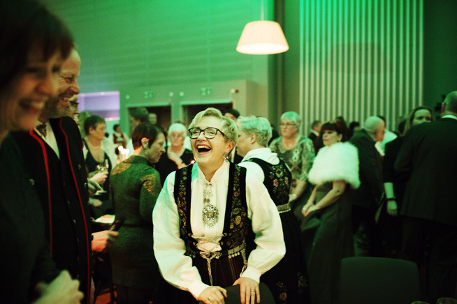 <p>SENTERPARTY: Liv Signe Navarsete har fått på seg bunaden og er klar for fest på Lerkendal lørdag kveld. Foto: Therese Alice Sanne, VG</p>