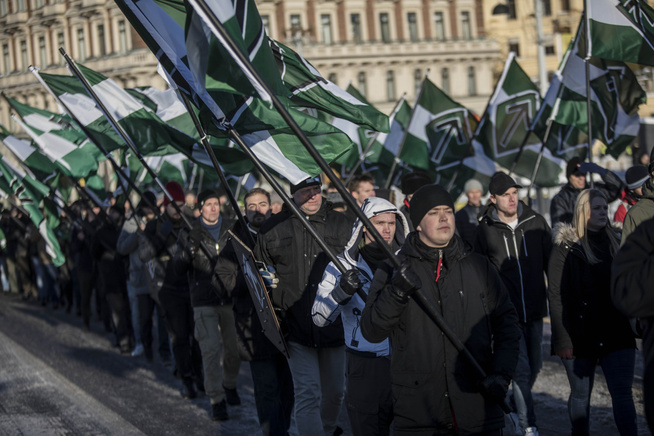 <p>NASJONALSOSIALISTER: Den nordiske motstandsbevegelsen marsjerer gjennom sentrum av Stockholm på vei mot slottet og gamlebyen før jul i fjor. Foto: ESPEN RASMUSSEN.</p>