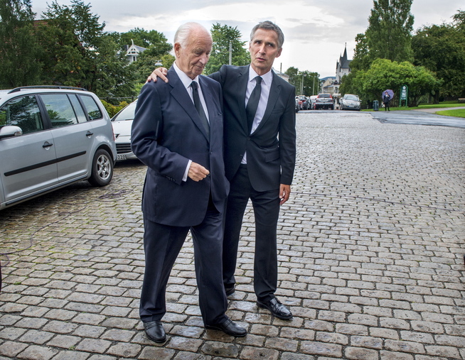 <p>MISTET DATTEREN: Nini Stoltenberg døde sommeren 2014, 51 år gammel. Her er Thorvald Stoltenberg og sønnen Jens Stoltenberg i begravelsen.</p>