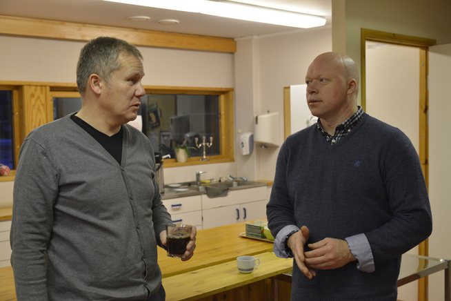 <p>I RÅDHUSKANTINA: Rådmann Oddbjørn Nilsen (til høyre) og ordfører Tor Asgeir Johansen (Ap) i Tysfjord kommune.</p>