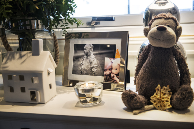 <p>MINNER: Brødrene har fått velge ut hva som skal stå i vinduskarmen – huset til Tobias, et lys, en apekatt med favorittmaten vaffel i fanget.</p>