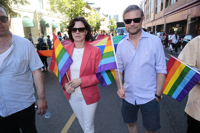 <p>I PARADE: Solveig Horne og Bent Høie deltok i Oslo Pride-paraden i 2015. </p>