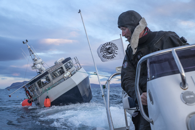 <p>PÅ TOW: Audun Rikarsen took sjarken MS «Havgutt» på tow after it took in water and held på å sink.</p>