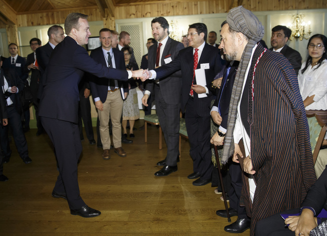 <p>ØWELCOMES the ROLE: Secretary of state Bøwhole Burnt  (H) greets på delegation from the afghan authorities under åpningen of the Oslo Forum på Losby Goods in 2015. The delegation was in the Uk for å føre talks with the Taliban. </p>