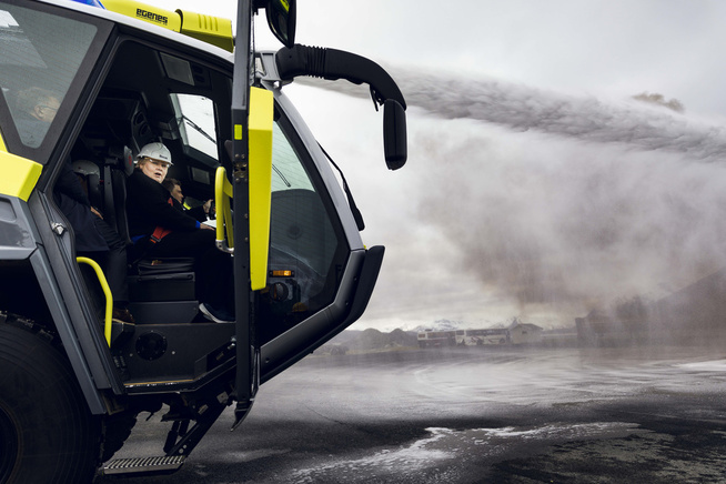 <p>STYRER STRÅLEN: Statsminister Erna Solberg (H) fikk prøvekjøre den aller største brannbilen på Norges Brannskole i Tjeldsund.</p>