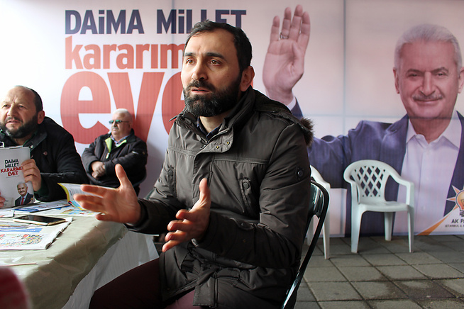 <p>STØTTER ERDOGAN: Kerim Bilgili er lokalpolitiker for regjerende AKP i Kadikoy, og mener neisiden prøver å sverte det han oppfatter som en rettferdig valgkamp. På plakaten i bakgrunnen er statsminister Binali Yildirim, som støtter at hans egen posisjon skal fjernes for å gi presidentembedet mer makt.</p>