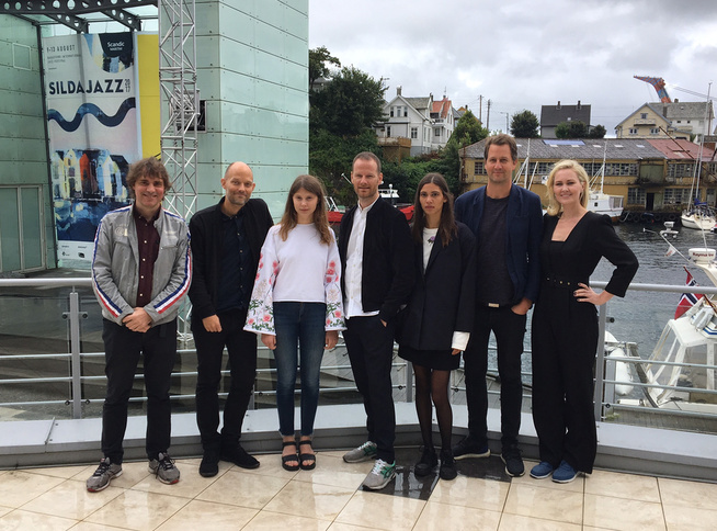 <p>FESTIVALKLARE: Filmen Thelma åpner filmfestivalen i Haugesund søndag. Fra venstre: produsent Thomas Robsahm, manusforfatter Eskil Vogt, hovedrolleinnehaver Eili Harboe, regissør Joachim Trier, skuespillere Kaja Wilkins, Henrik Rafaelsen og Ellen Dorrit Petersen.</p>