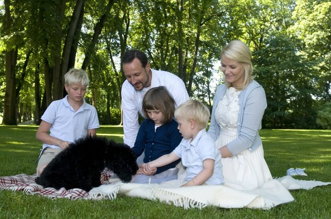 <p>FAMILIEBILDE: crown princess Mette Marit, prince Haakon, princess Ingrid Alexandra, prince Sverre Magnus and Mariussommeren 2009 – with the puppy Milly Cocoa.</p>