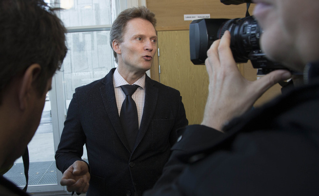 <p>KRITISK: Den siktede morens forsvarer, Arnor B. Ilstad, refset politiets etterforskning da han møtte pressen etter fengslingsmøtet.</p>