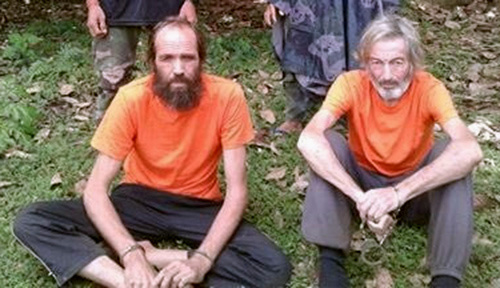 <p>Dette bildet gitt ut til lokale medier av Abu Sayyaf viser Kjartan Sekkingstad og nå henrettede Robert Hall fra Canada.</p>