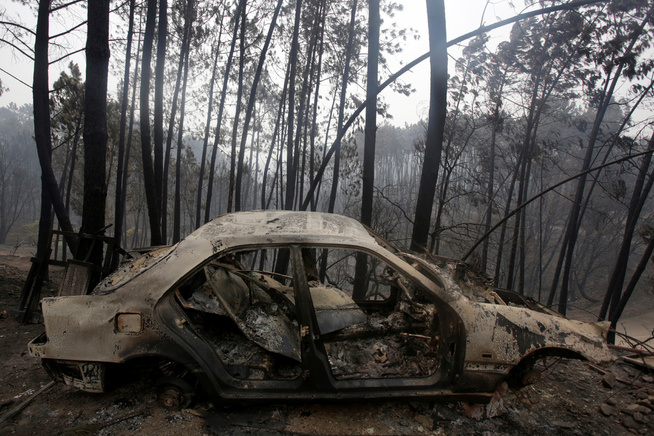 <p>BRENT NED: Flere mennesker ble tatt av flammene mens de satt i bilene sine.</p>