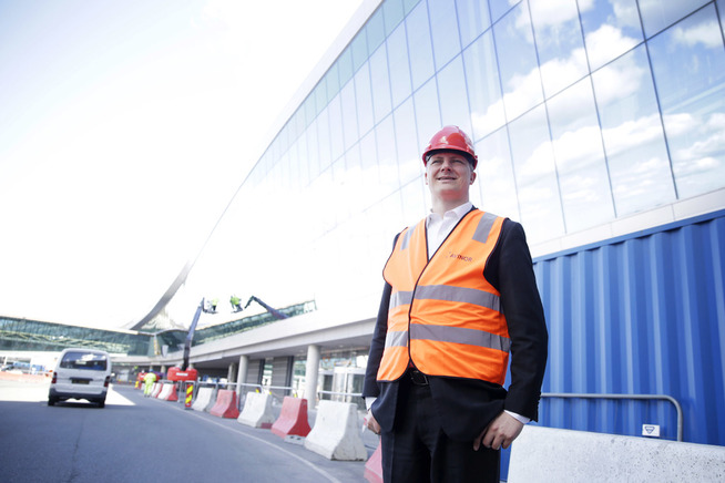 <p>STATSRÅD: Samferdselsminister Ketil-Solvik Olsen (Frp) var onsdag på omvisning på Oslo lufthavn. Her på utsiden av nye pir nord.</p>