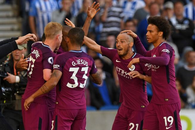 SESONGENS FØRSTE: Her jubler Manchester City-spillerne for årets første scoring, signert Sergio Agüero. Senere kunne de juble for årets første trepoenger.