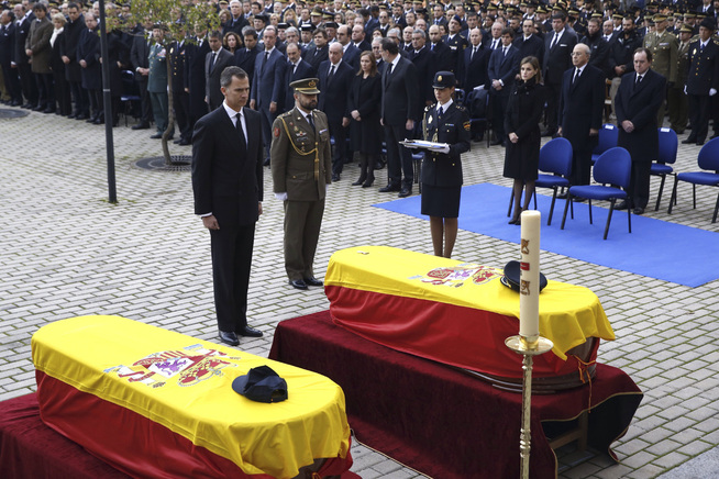 <p>HEDRES: Spanias kong Felipe hedrer de to spanske politimennene som ble drept i angrepet mot Spanias ambassade i desember. Også fire afghanere og fire terrorister ble drept i angrepet.</p>