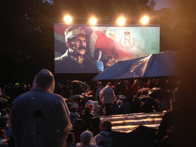 <p>UTEKINO: Mange trosset regnet og møtte opp til «Kongens nei» i Slottsparken.</p>