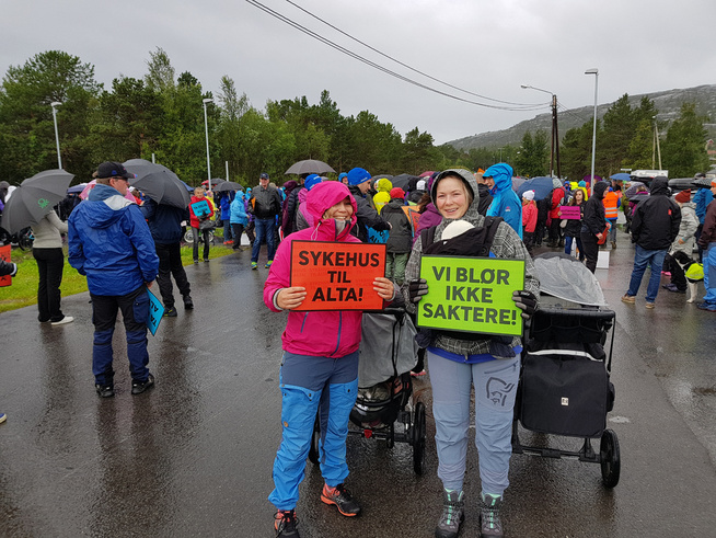 <p>AKSJONERTE: Kristina Abrahamsen (til venstre) og Charlotte Kjellmann kjemper for å få akuttsykehus og fødeavdeling til Alta.</p>