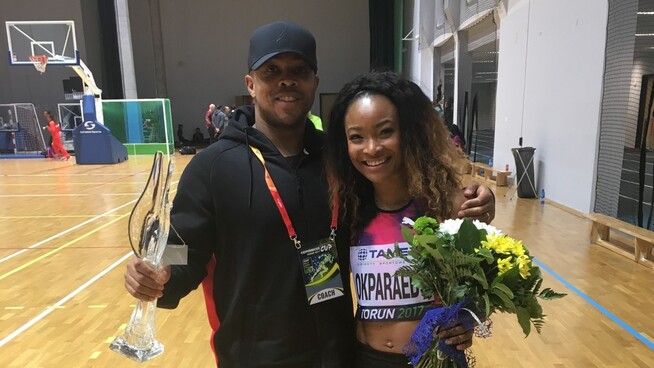 <p>NY TRENER: Jonas Dodoo og Ezinne Okparaebo avbildet etter det gode løpet på 60 meter i Polen i mars.</p>
