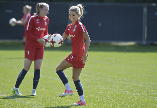 <p>SMILET VAR TILBAKE: Andrine Hegerberg hadde det mye moro på treningsfeltet dagen etter Nederland-tapet.</p>