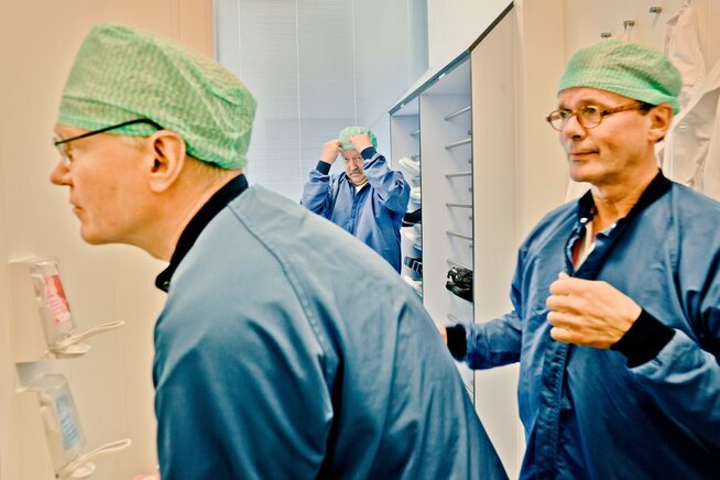 <p>FREMTIDENS TEKNOLOGI: Steinar Aamdal (til høyre) er enig om at det er for tidlig å tilby gentesting av kreftsvulster til norske pasienter. Teknologien er ikke ferdig utviklet, mener de. Her er han sammen med overlege Svein Dueland.</p>