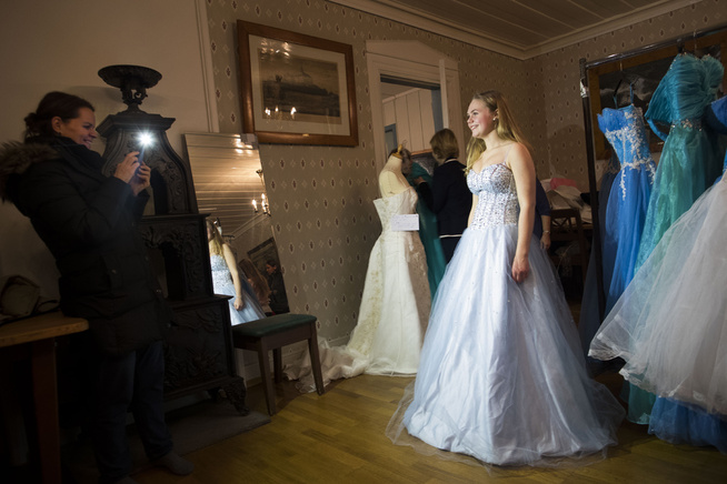 <p>FESTFIN: Mor Trine Forfang fotograferer datter Cornelia som har funnet en gjenbrukskjole hun liker.</p>