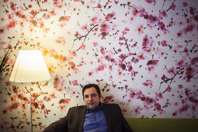 <p>SVART FORTID: Mazen Darwish har mange svarte minner fra årene i fangenskap. Nå leter han etter lyspunkter i Syrias fremtid.</p>