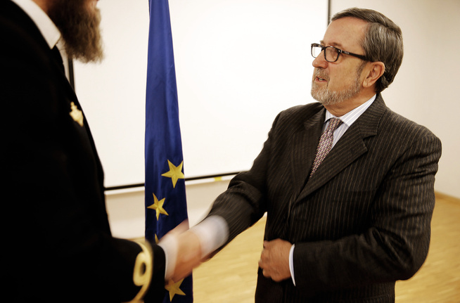 <p>HER FÅR HAN MEDALJEN: I en lukket seremoni på Spanias ambassade torsdag morgen fikk marinejegeren medalje for sitt bidrag under gisselsituasjonen. – Innsatsen til marinejegeren og hans kolleger bidro til å redde spanske liv den dagen, sa den spanske ambassadøren Antonio López Martínez.</p>