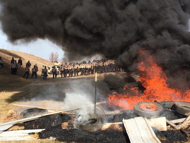 <p>I FYR OG FLAMME: Demonstranter har de siste dagene brent dekk i protest mot oljeledningen. FOTO: MIKE MCCLEARY, AP</p>