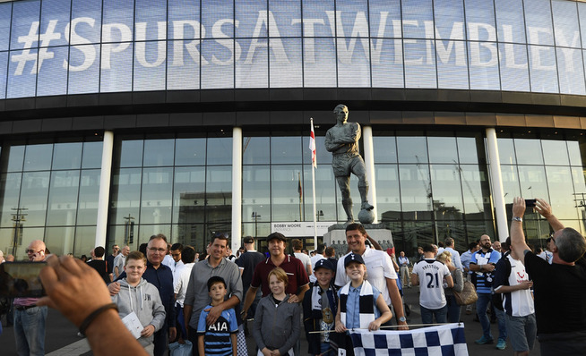 <p>WEMBLEY: Tottenhams spillere og fans må bli vant med storarenaen i tiden fremover. Dette bildet er tatt utenfor stadion i forkant av høstens Champions League-duell mot Monaco.</p>