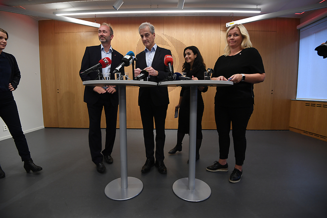 <p>EVALUERER: Nestleder Trond Giske, partileder Jonas Gahr Støre, nestleder Hadia Tajik og partisekretær Kjersti Stenseng (fra venstre) møtte pressen etter et flere timer langt møte i sentralstyret i Ap tirsdag. Helt til venstre: kommunikasjonssjef Camilla Ryste.</p>