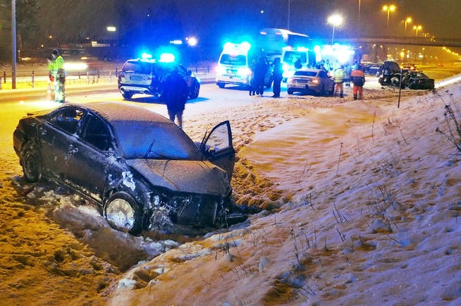 <p>SKULLE BARE HJELPE: Her står bilen som hadde kjørt i grøfta da 16-åringen og vennene kom til stedet.</p>
