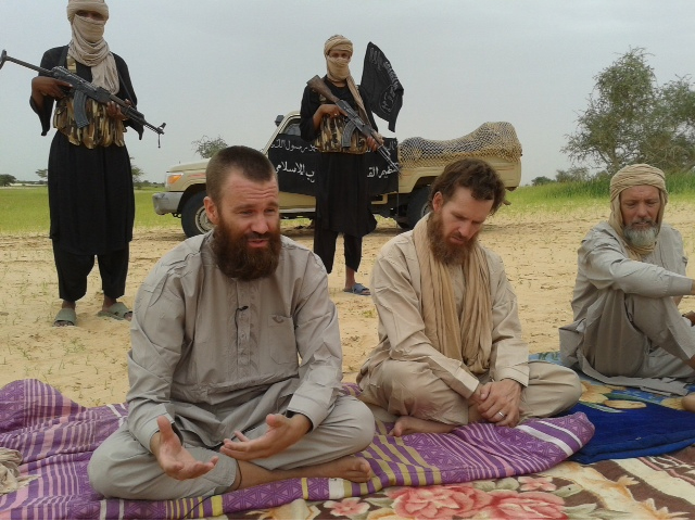 <p>HOLDT FANGET: De tre kameratene ble tatt til fange av AQIM – den nordafrikanske grenen av al-Qaida – i Mali i 2011.</p>