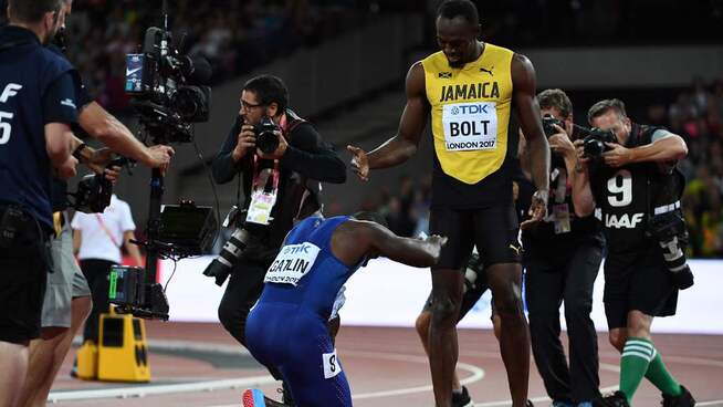<p>HYLLET BOLT: Justin Gatlin (t.v.) sikret seg VM-gullet, men bøyde seg for Usain Bolt etterpå. Bolt måtte nøye seg med bronse i avskjedsløpet.</p>