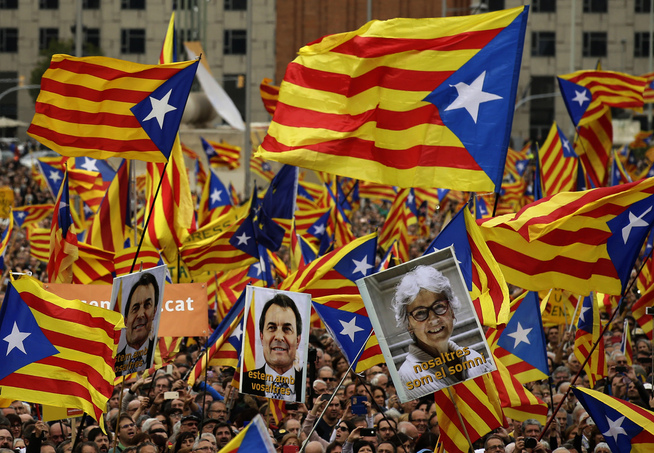 <p>LØSRIVELSE: Catalonia vil løsrive seg fra Spania. Her under en demonstrasjon nylig til støtte for dem politikere som straffeforfølges for å ha utlyst en "ulovlig" folkeavsteming i 2014.</p>