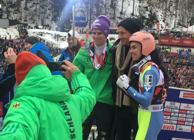 <p>SAMMEN MED IDOLET: Stefan Kraft (t.h.) sammen med FC Bayerns superspiss Robert Lewandowski etter skiflyging i Oberstdorf. Den tyske storhopperen Andreas Wellinger (t.v.).</p>