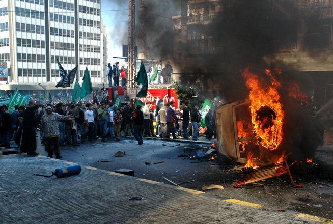 <p>STORE DEMONSTRASJONER: Protestene mot Muhammed-karikaturene spredte seg utover Midtøsten i 2006. Her har demonstranter satt fyr på et dansk bygg i Beirut, dagen etter den norske ambassaden i Damaskus ble stormet.</p>